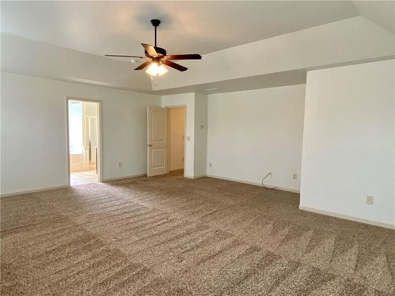 Building Photo - 611 Stonehurst Ln
