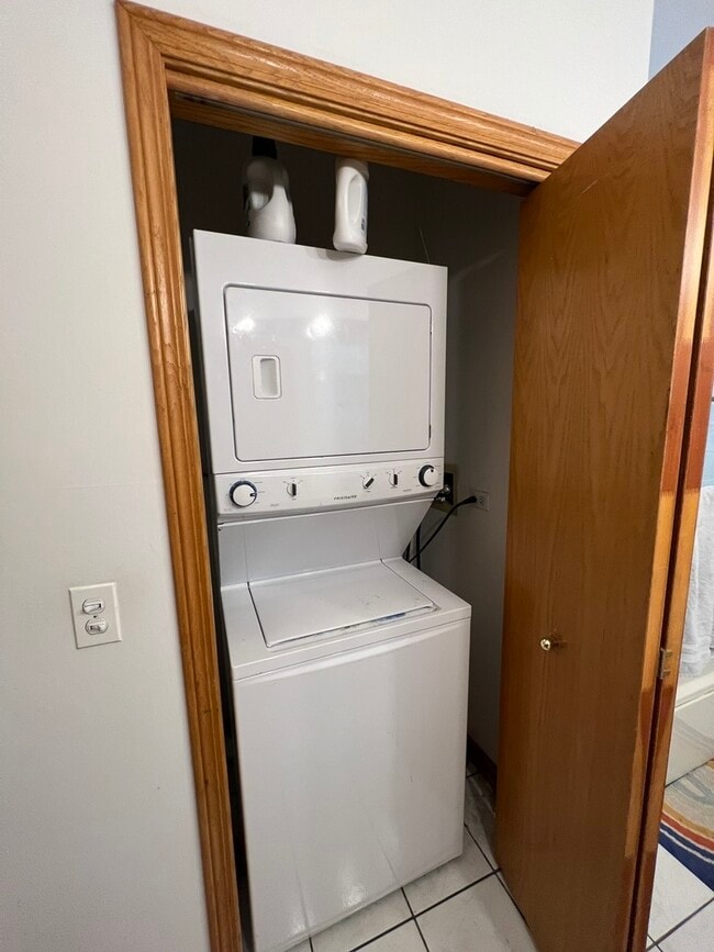 Building Photo - 4101 N Kenmore Ave