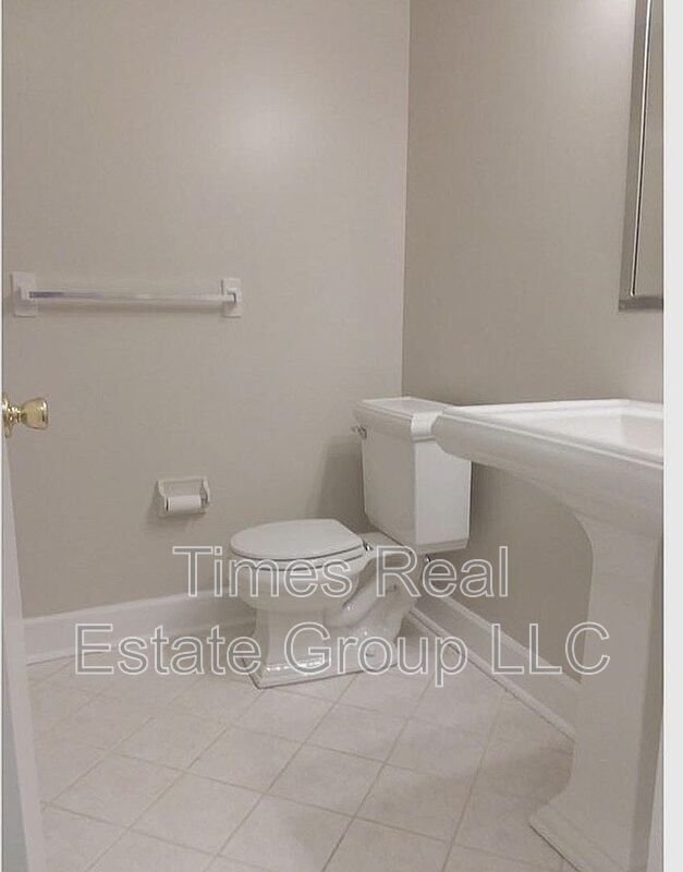 Building Photo - 400 Drummers Ln