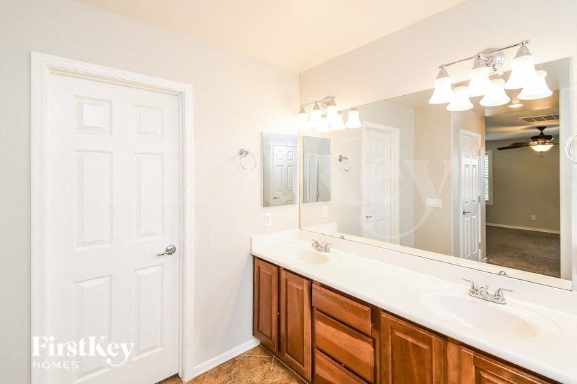 Building Photo - 4762 S Grenoble Cir