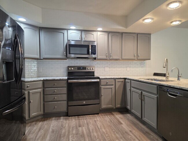Building Photo - Multi generational Home New London