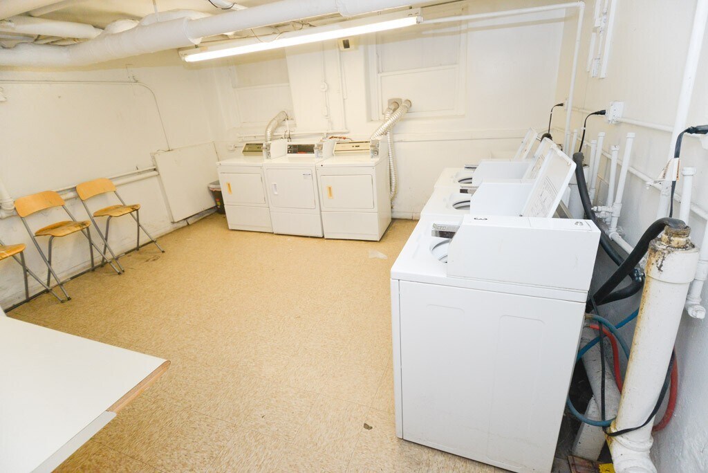 Building Photo - 716 W Belmont Ave