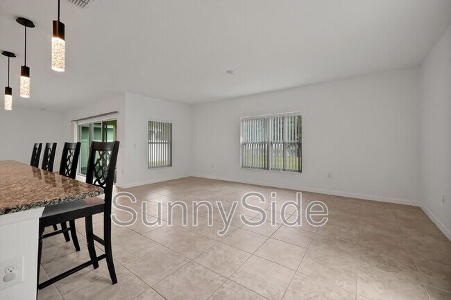 Building Photo - 10116 Grande Lp