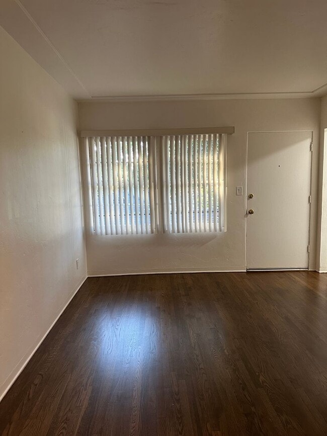 Building Photo - 505 W Maple St