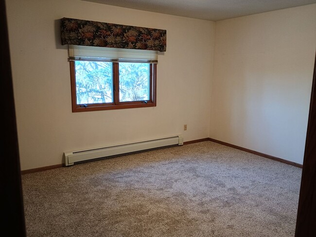 Building Photo - AVAILABLE 4/01/26 Large 2 Bedroom 1 Bath Main Floor Home