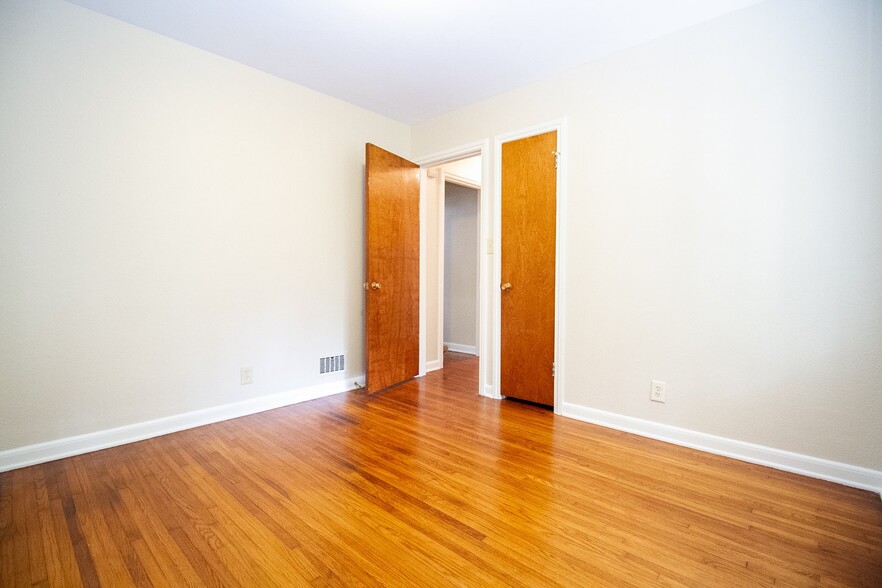 Building Photo - 2424 Lambert Dr