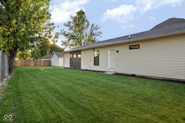Building Photo - 806 N Beville Ave