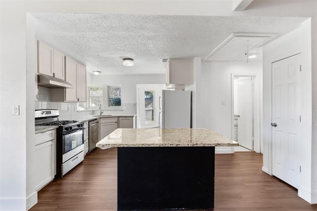 Building Photo - 3005 Club Hill Dr