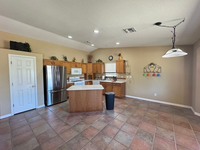 Building Photo - Great spacious home on Huukan Golf Course
