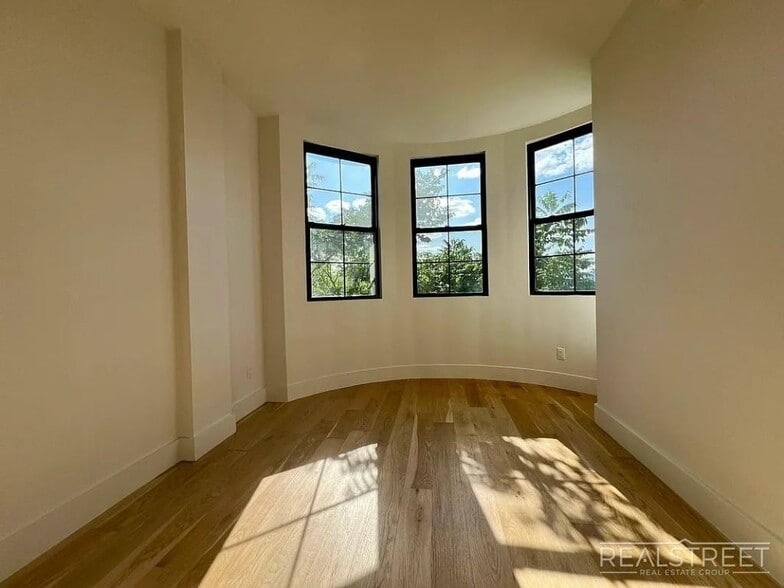 Building Photo - Bedford Avenue