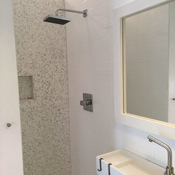 Shower bath 1 - 2827 Lepage St