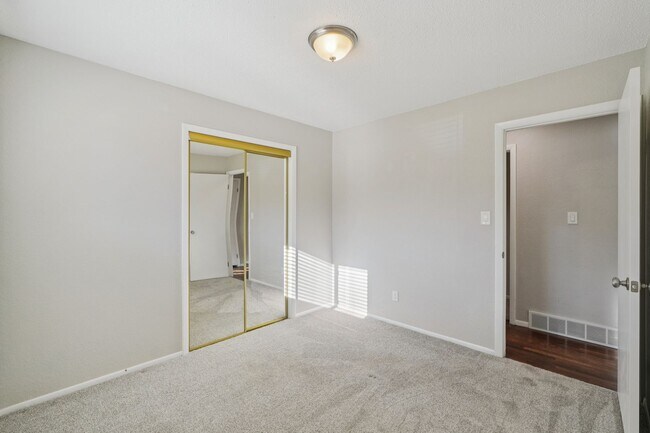 Building Photo - 4 Bed Beauty on West Side!