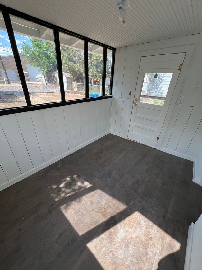 Building Photo - Newly Remodeled 2 Bedroom Home