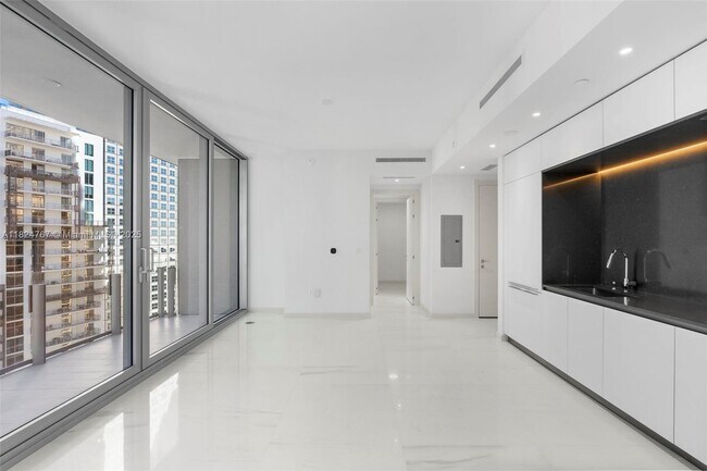 Building Photo - 300 Biscayne Blvd Way