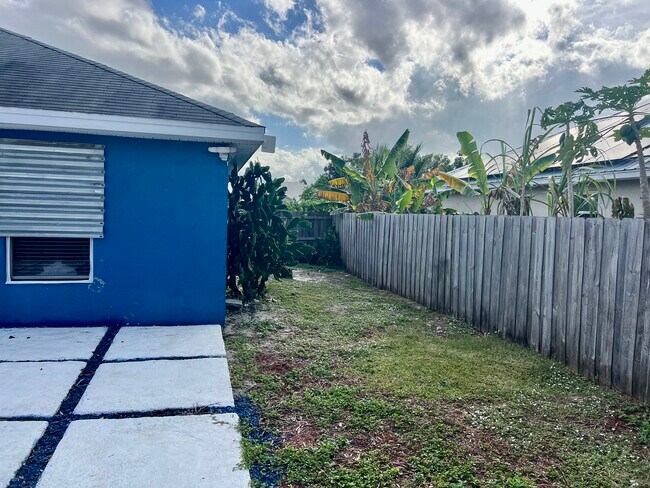 Building Photo - 701 SW Sarazen Ave