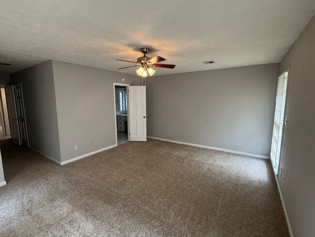 Building Photo - Large FOUR bedroom in Brentwood