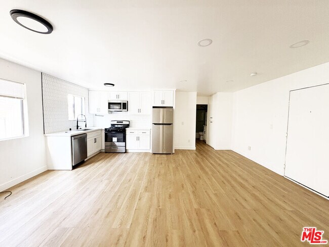 Building Photo - 5440 Carlton Way