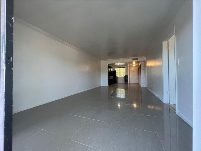 Building Photo - 3120 N Pine Island Rd