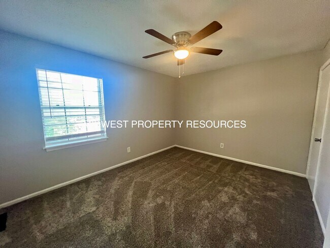 Building Photo - Stunning 2 Story townhome w/ outdoor Maintenance provided
