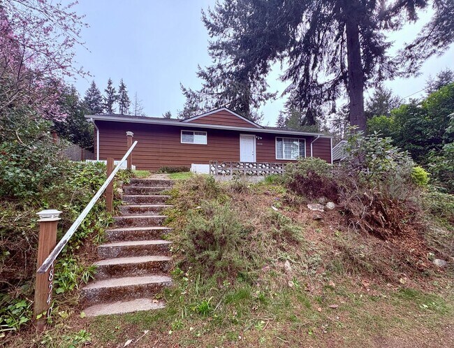 Building Photo - Spacious three bedroom rambler in Shoreline!