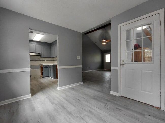 Building Photo - 208 Woodcarver Trail