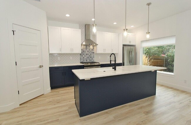 Building Photo - Immaculate Bench Home!