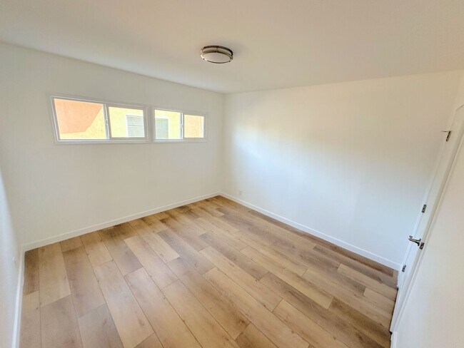 Building Photo - 2bd/1ba in Sherman Oaks w/ parking, washer/dryer in unit!