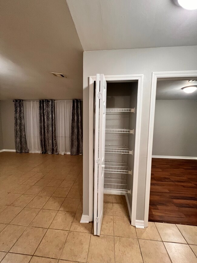 Building Photo - 6127 E Clay St