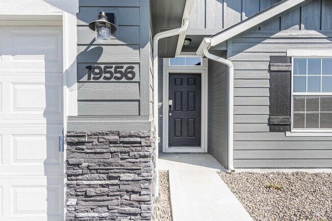 Building Photo - Beautiful Home with Bonus Room!