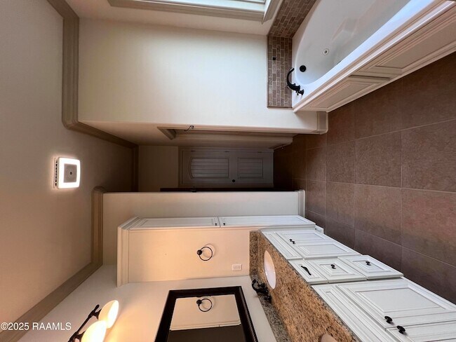 Building Photo - 100 Birchview Dr