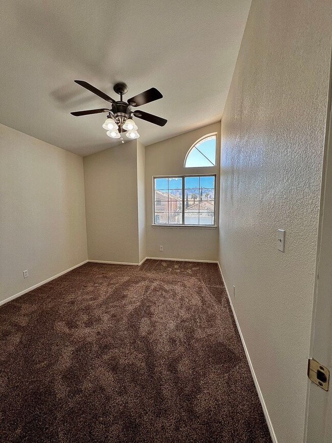 Building Photo - LARGE DESERT SHORES HOME, 4 BD 2.5 BATH, VAULTED CEILINGS, INCREDIBLE VALUE