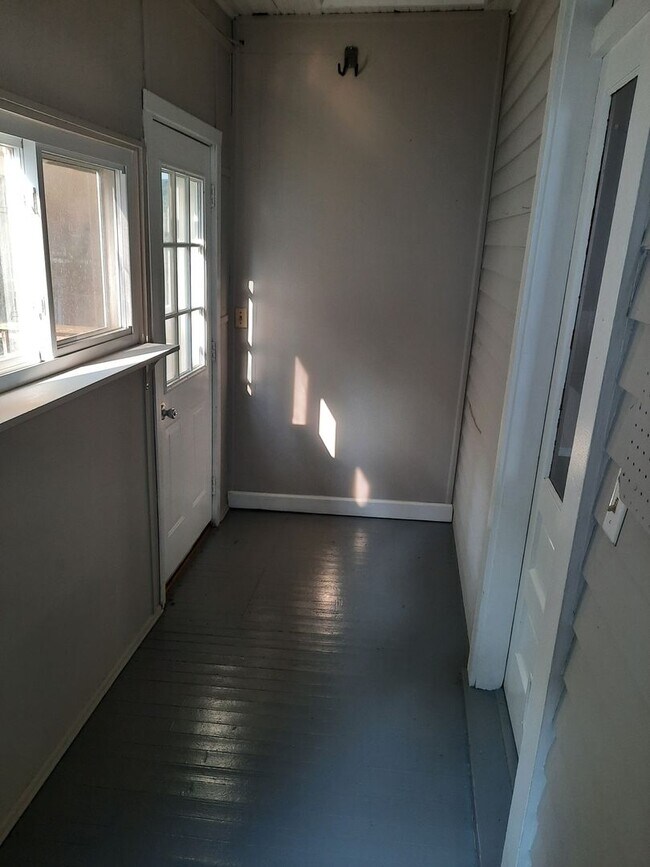 Building Photo - Lovely 3 bedroom 1 bath home