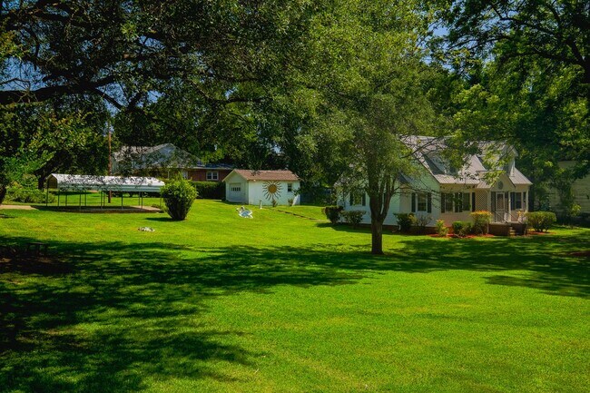 Building Photo - "Charming 3-Bedroom Home with Hardwood Floors & 2 Full Baths in Bessemer City – 1758 Sq Ft of Com...
