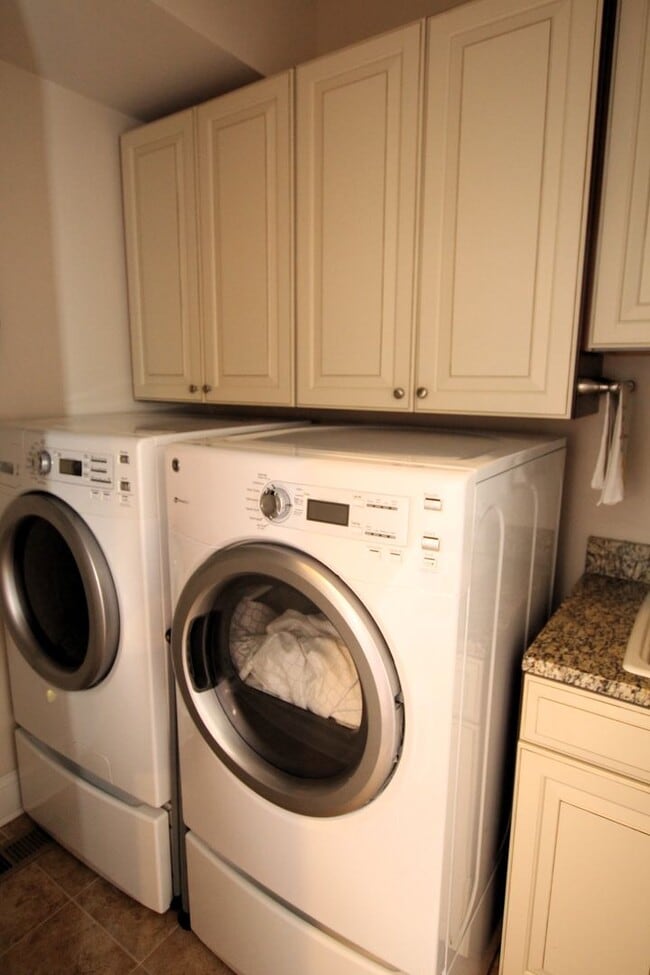 Building Photo - Beautiful Furnished Home Close to Bethany ...