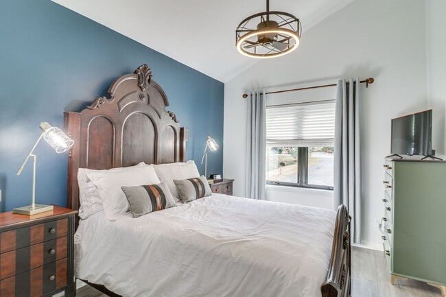 Building Photo - Modern 3BR Duplex with Abundant Natural Light