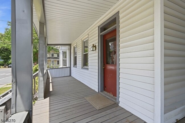 Building Photo - 98 Maple Ave