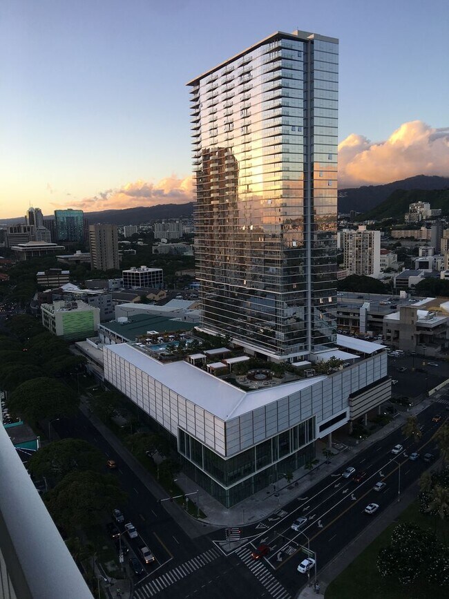 Building Photo - Convenient Kakaako living! 1/1/1