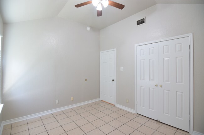 Building Photo - 1002 Clairidge Ave