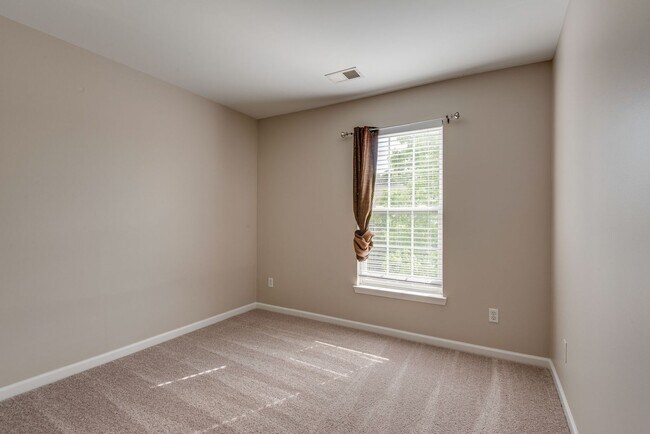 Building Photo - Beautiful Lenox Village Townhome!