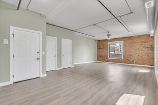 Building Photo - 400 N Main St