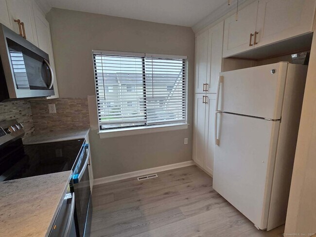 Building Photo - 335 Monticello Dr