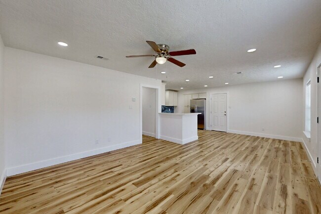 Building Photo - 3/2 Move-In Ready with Washer, Dryer, Refrigerator & Lawn Care Included!