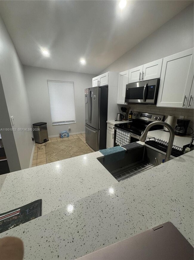 Building Photo - 5482 Lakewood Cir S