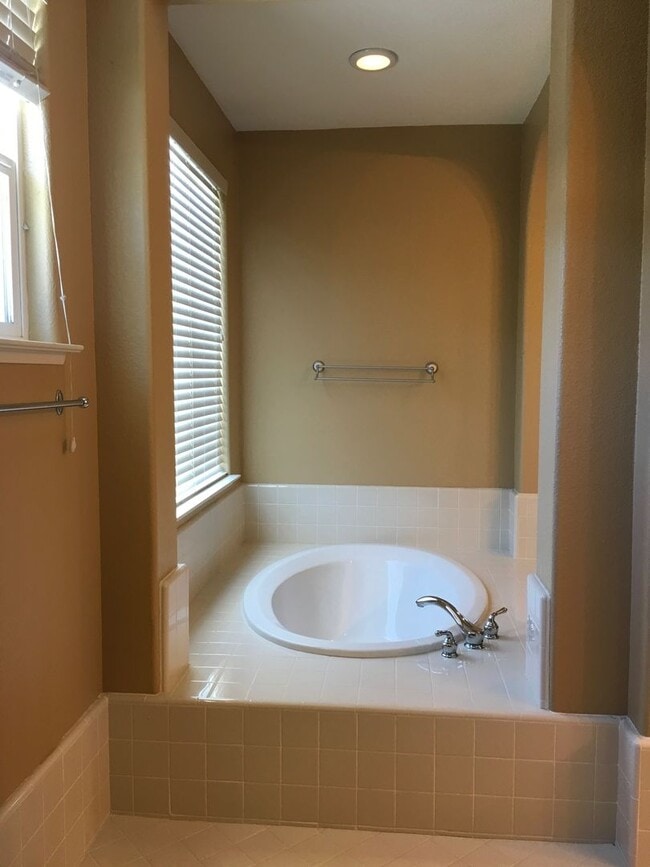 Building Photo - Spacious floor plans 4bedroom, 3 bath Near Franklin High