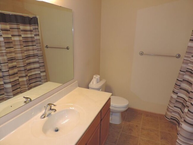 Building Photo - $1,800 | 3 Bedroom, 3 Bathroom Town Home |...