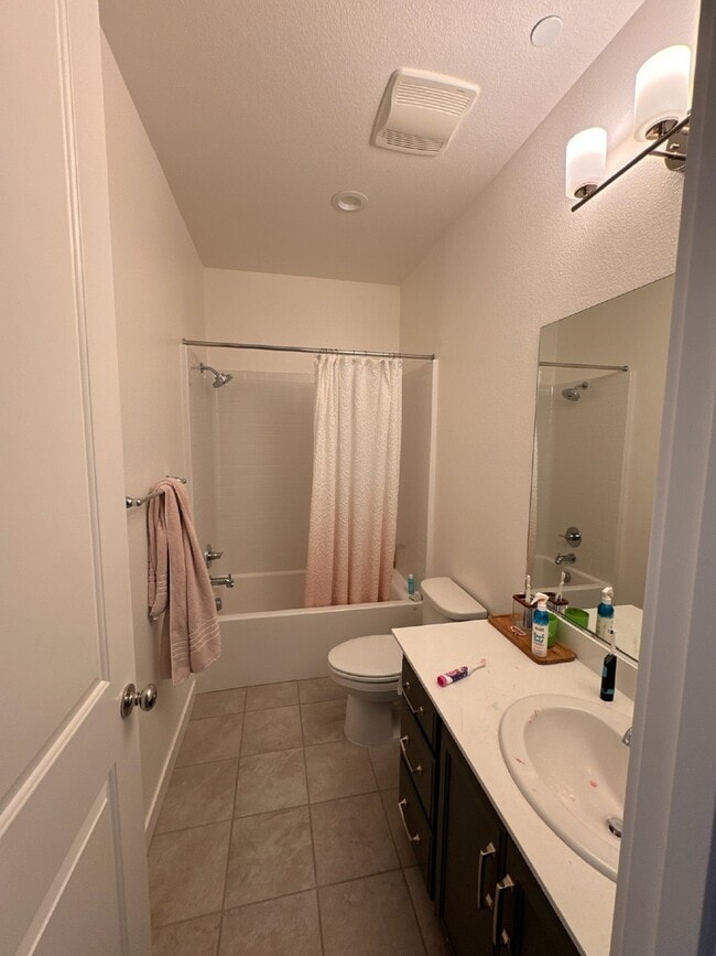 Building Photo - Stunning 4 Bed Plus Office, 3.5 Bathroom Townhome Walking Distance to Bart