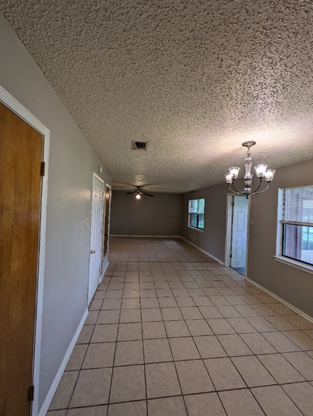 Building Photo - 933 Edwards St