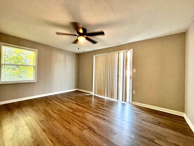 Building Photo - Spacious 3-Bed Townhome with Garage in Day...