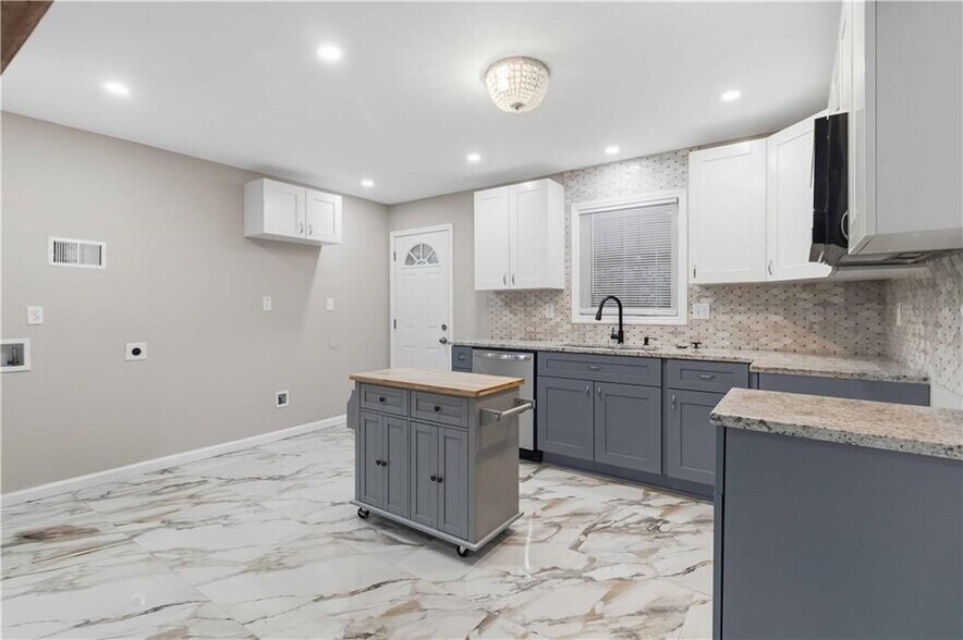 Building Photo - 2953 Meadowview Dr SE