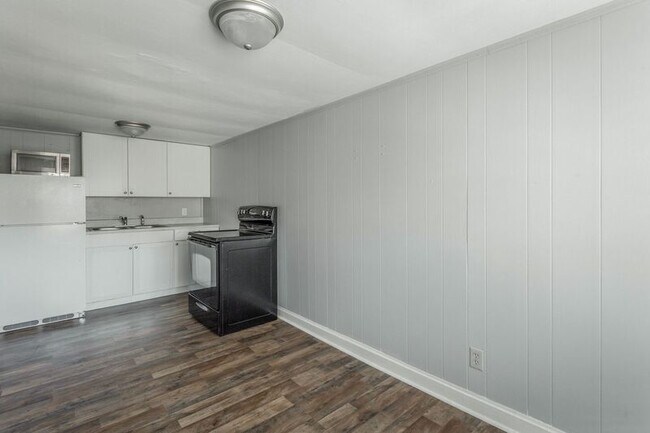 Building Photo - 311 Hedgewood Dr